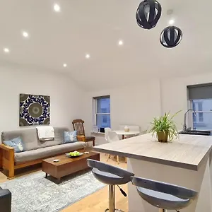 Modern & Central, Perfect Getaway- 2min Walk Holiday home Brighton